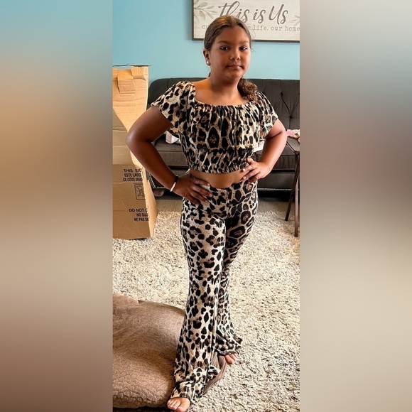 🌺 3/$15 Viola Cheetah Bell Bottoms Set Description Size S - Picture 1 of 9